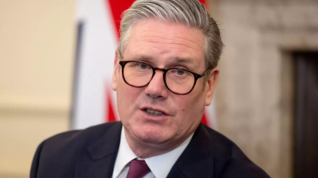 Der britische Premierminister Keir Starmer traf sich mit den Machern der Fernsehserie «Adolescence» sowie mit Wohlfahrtsverbänden und jungen Menschen in der Downing Street 10 in London, um sich die Erfahrungen der Kinder von heute anzuhören und die von der Fernsehserie aufgeworfenen Fragen zu erörtern. - Bild: Jack Taylor/PA Wire/dpa