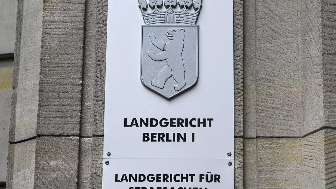 Vor dem Landgericht Berlin beginnt der Prozess gegen einen Influencer nach einem Raketenschuss in der Silvesternacht auf eine Wohnung in Neukölln. (Symbolbild) - Bild: Jens Kalaene/dpa
