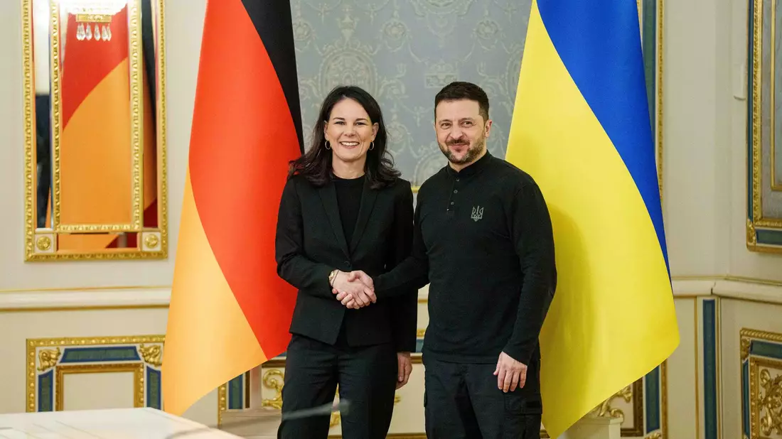 Der ukrainische Präsident Wolodymyr Selenskyj empfängt die deutsche Außenministerin Annalena Baerbock in Kiew. - Bild: Evgeniy Maloletka/AP/dpa