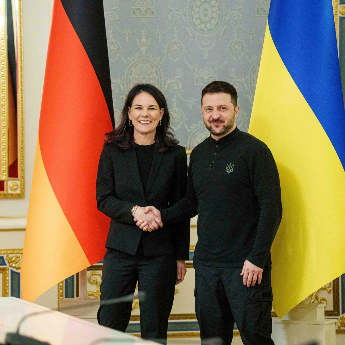 Der ukrainische Präsident Wolodymyr Selenskyj empfängt die deutsche Außenministerin Annalena Baerbock in Kiew. - Foto: Evgeniy Maloletka/AP/dpa