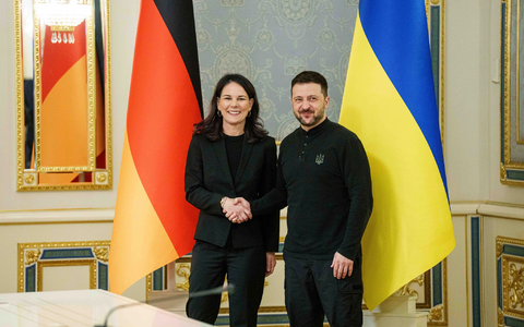 Der ukrainische Präsident Wolodymyr Selenskyj empfängt die deutsche Außenministerin Annalena Baerbock in Kiew. - Foto: Evgeniy Maloletka/AP/dpa