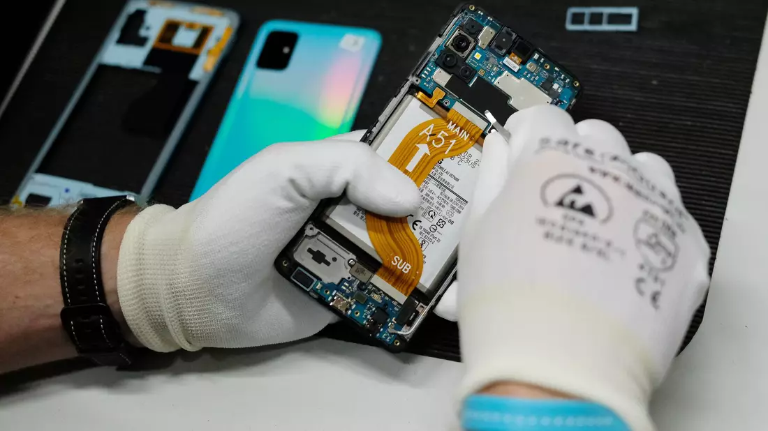 In einer Werkstatt wird ein altes Smartphone wiederaufbereitet.  - Bild: Sebastian Willnow/dpa-Zentralbild/dpa