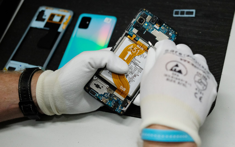 In einer Werkstatt wird ein altes Smartphone wiederaufbereitet.  - Foto: Sebastian Willnow/dpa-Zentralbild/dpa