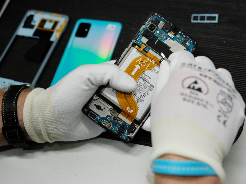 In einer Werkstatt wird ein altes Smartphone wiederaufbereitet.  - Foto: Sebastian Willnow/dpa-Zentralbild/dpa