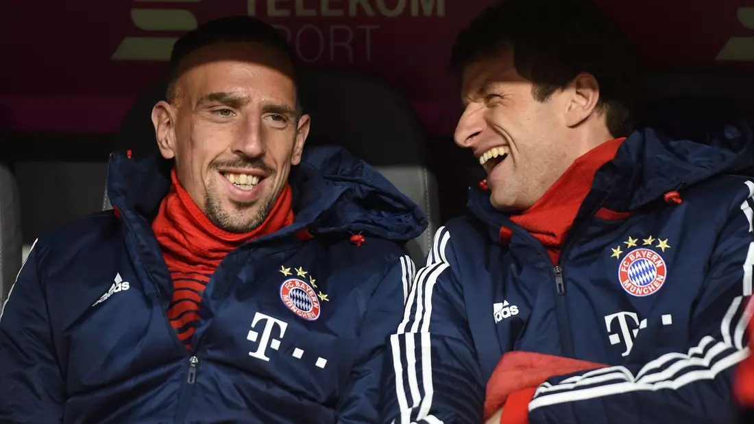 Kennen sich gut aus den gemeinsamen Jahren beim FC Bayern: Ribéry (l) und Müller. - Bild: Andreas Gebert/dpa