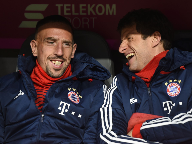 Kennen sich gut aus den gemeinsamen Jahren beim FC Bayern: Ribéry (l) und Müller. - Foto: Andreas Gebert/dpa