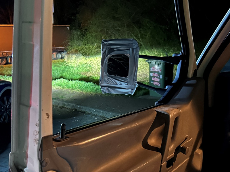 POL-VDMZ: Mit Rissen in der Scheibe und Kosmetikspigeln unterwegs - Foto: presseportal.de