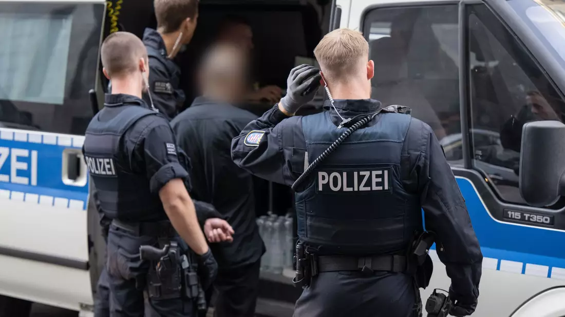 Die Gewerkschaft der Polizei (GdP) fordert angesichts der gestiegenen Zahl registrierter Gewalttaten bessere Technik und mehr Personal. (Archivbild) - Bild: Boris Roessler/dpa