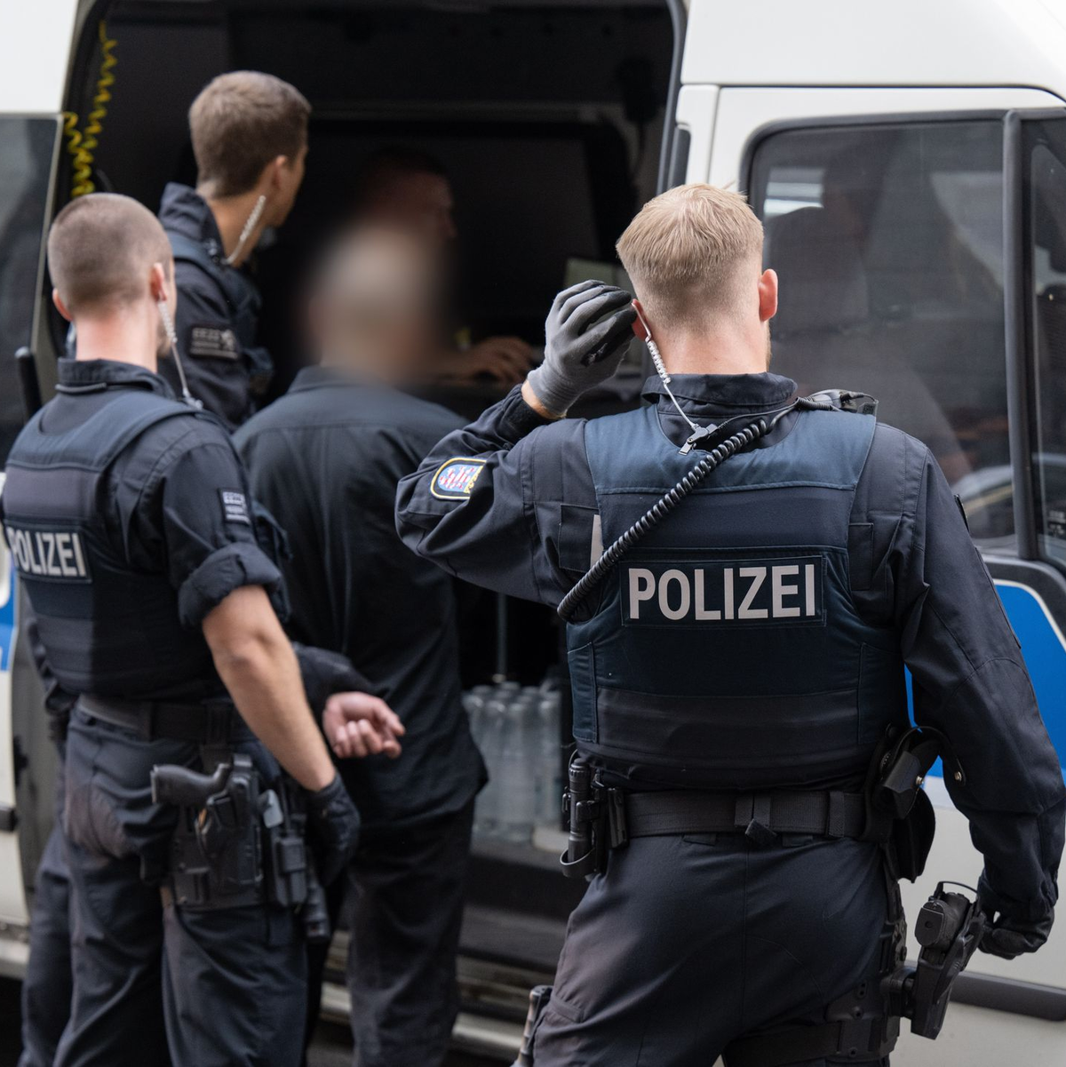 Die Gewerkschaft der Polizei (GdP) fordert angesichts der gestiegenen Zahl registrierter Gewalttaten bessere Technik und mehr Personal. (Archivbild) - Foto: Boris Roessler/dpa