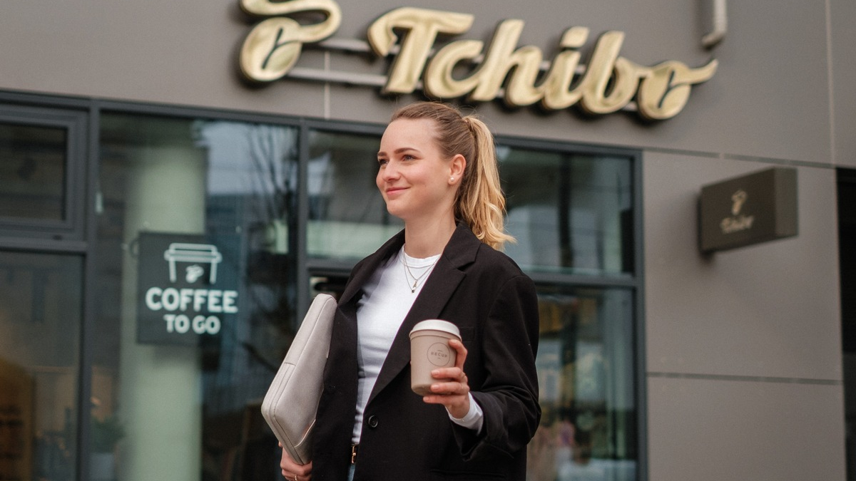 Gemeinsam für Mehrweg: Tchibo setzt in Österreich auf RECUP-Mehrwegpfandsystem - Foto: presseportal.de