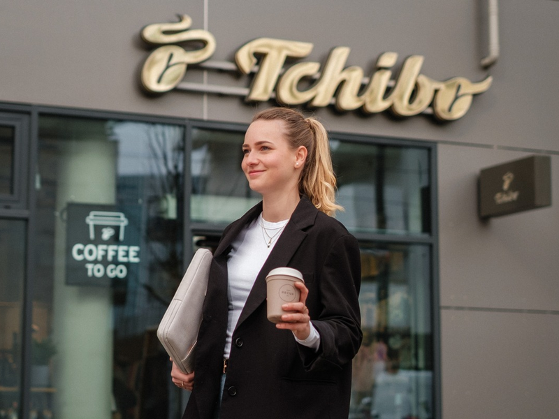 Gemeinsam für Mehrweg: Tchibo setzt in Österreich auf RECUP-Mehrwegpfandsystem - Foto: presseportal.de