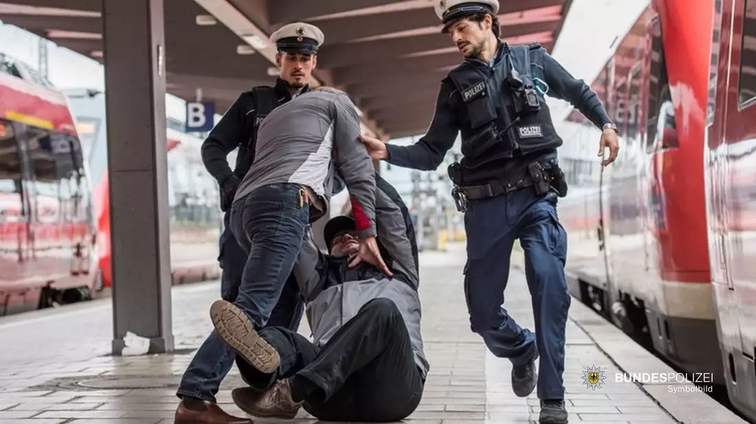 Bundespolizeidirektion München: Haftrichtervorführung nach Gewalttat / Verbale Auseinandersetzung eskaliert - Bild: presseportal.de