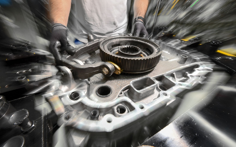 Das verarbeitende Gewerbe verzeichnet rückläufige Beschäftigtenzahlen. (Symbolbild) - Foto: Felix Kästle/dpa