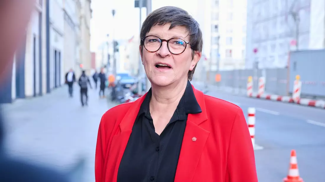 Dobrindt sieht Bewegung beim Thema Finanzen.  - Bild: Annette Riedl/dpa