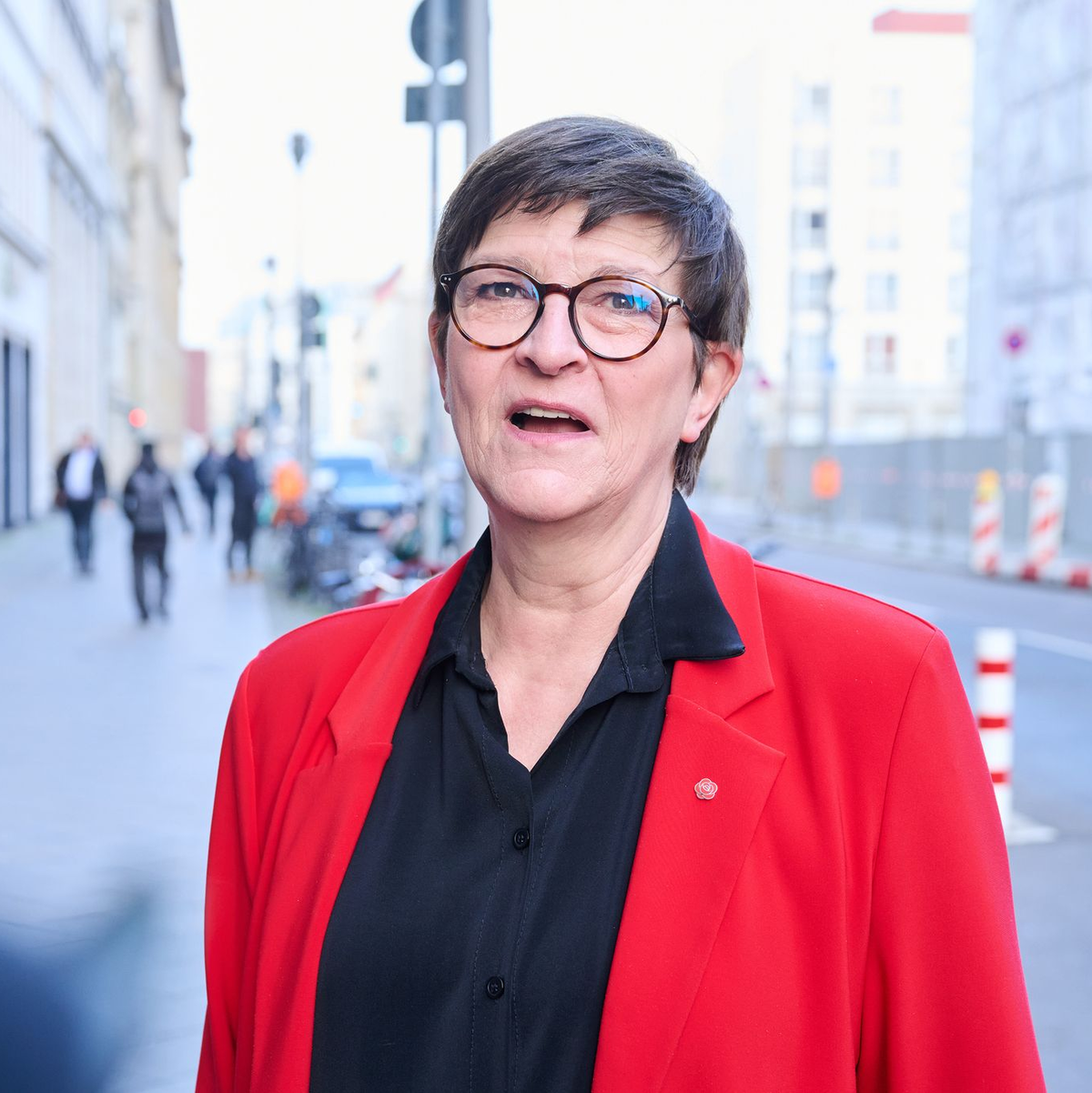 CSU-Landesgruppenchef Alexander Dobrindt nimmt an den Koalitionsverhandlungen teil. Wann die neue Koalition steht, ist noch offen. Der Verfassungsschutz rechnet bis zur Regierungsbildung mit weiteren russischen Störversuchen.  - Foto: Annette Riedl/dpa