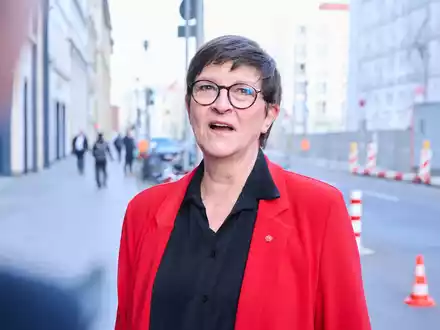 CSU-Landesgruppenchef Alexander Dobrindt nimmt an den Koalitionsverhandlungen teil. Wann die neue Koalition steht, ist noch offen. Der Verfassungsschutz rechnet bis zur Regierungsbildung mit weiteren russischen Störversuchen.  - Foto: Annette Riedl/dpa