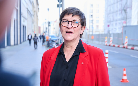 CSU-Landesgruppenchef Alexander Dobrindt nimmt an den Koalitionsverhandlungen teil. Wann die neue Koalition steht, ist noch offen. Der Verfassungsschutz rechnet bis zur Regierungsbildung mit weiteren russischen Störversuchen.  - Foto: Annette Riedl/dpa