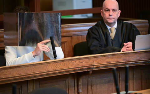 Nach einem Raketenschuss auf eine Berliner Wohnung steht ein Influencer (links) vor Gericht. - Foto: Sebastian Christoph Gollnow/dpa