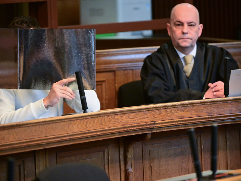 Nach einem Raketenschuss auf eine Berliner Wohnung steht ein Influencer (links) vor Gericht. - Foto: Sebastian Christoph Gollnow/dpa