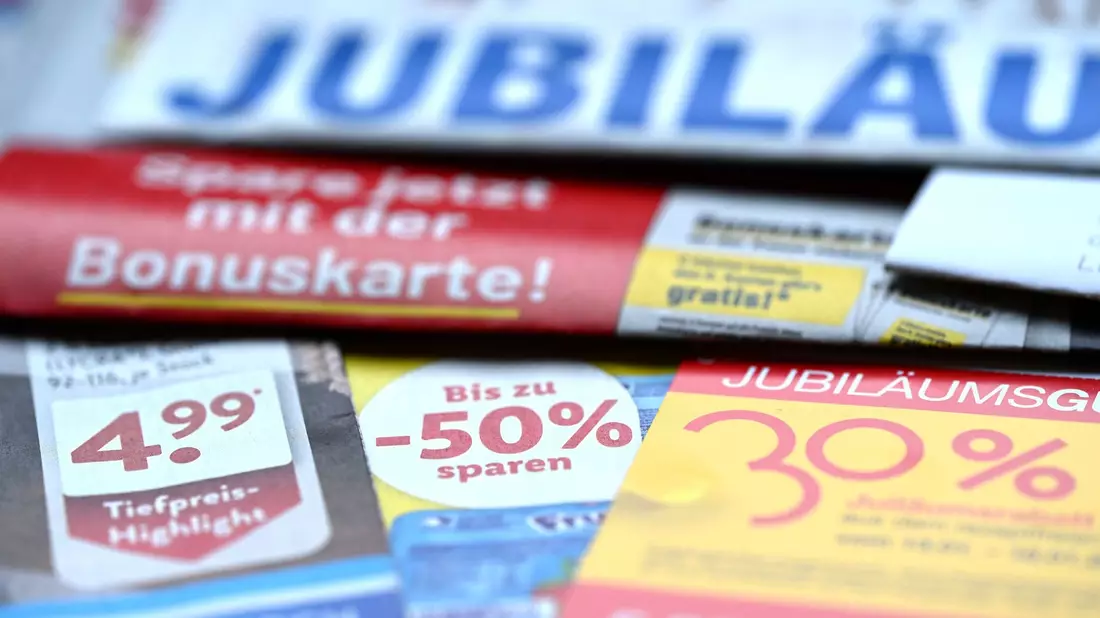 Viele Händler setzen weiterhin auf Print-Werbung. (Symbolbild) - Bild: Wolf von Dewitz/dpa