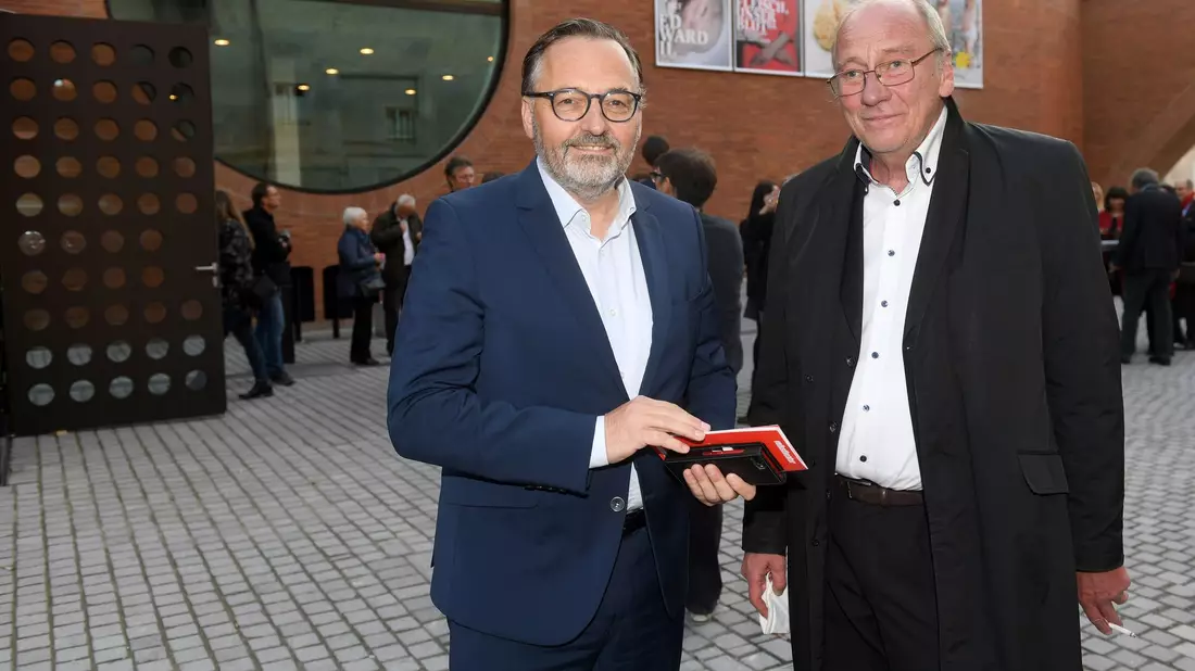 Anton Biebl (links) soll die Staatsgemäldesammlungen nun erstmal leiten.  - Bild: Felix Hörhager/dpa
