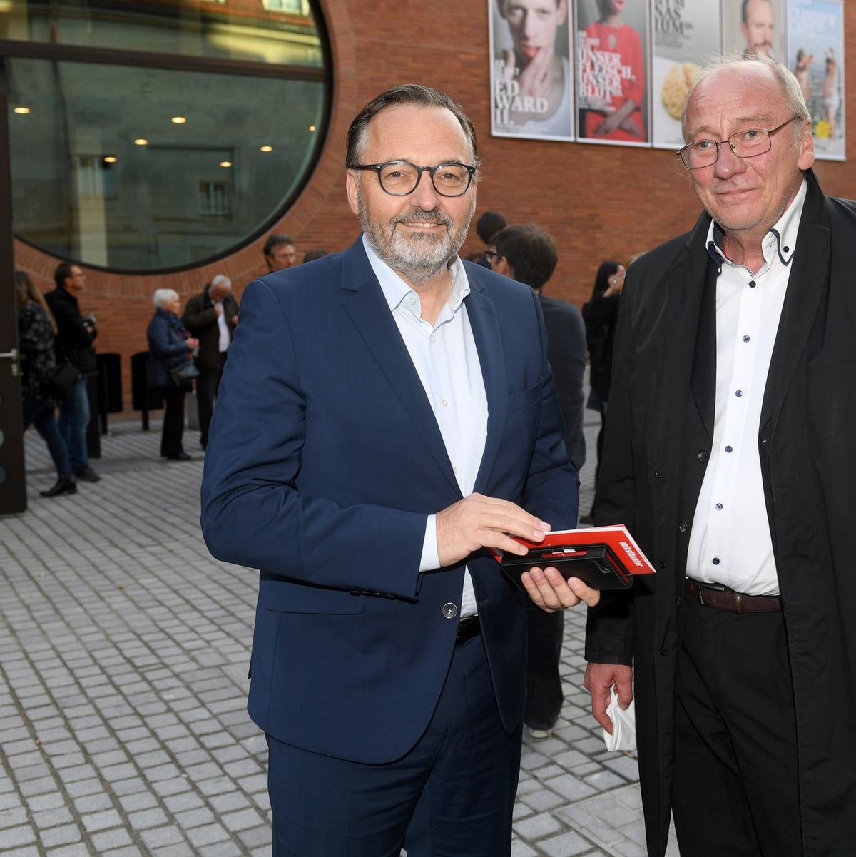 Anton Biebl (links) soll die Staatsgemäldesammlungen nun erstmal leiten.  - Foto: Felix Hörhager/dpa