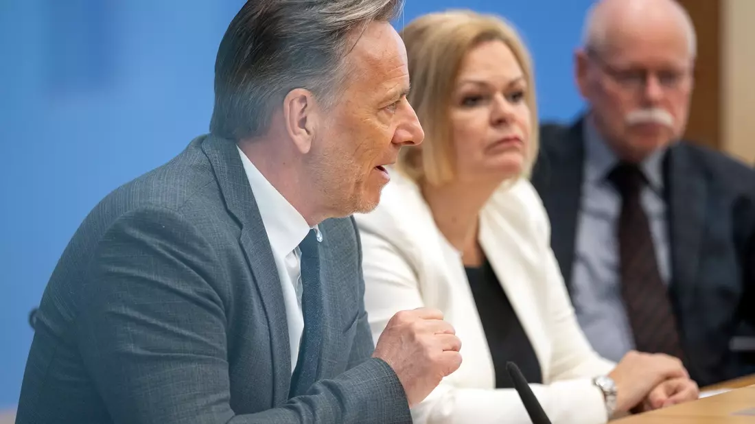 Für die Fotografen lächeln Bremens Innensenator Ulrich Mäurer, die geschäftsführende Bundesinnenministerin, Nancy Faeser (SPD) und BKA-Präsident Holger Münch. Einig sind sich der Behördenleiter und die zwei Politiker aber, dass die Polizeiliche Kriminalstatistik 2024 wenig Anlass zur Zufriedenheit bietet. - Bild: Soeren Stache/dpa