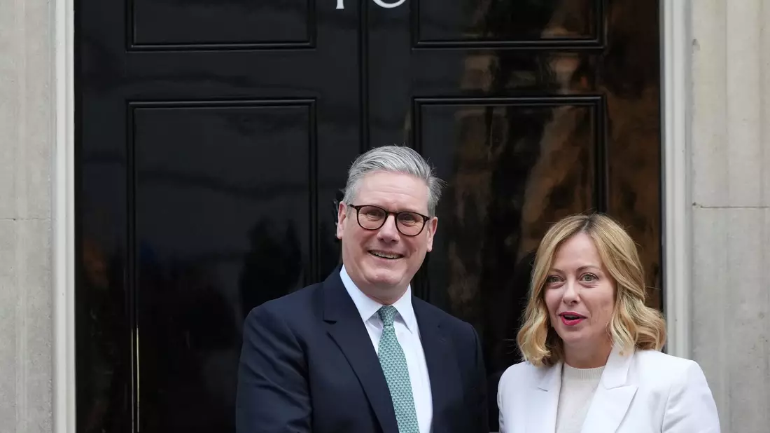 Wollen einen Handelskrieg verhindern: Der britische Premierminister Keir Starmer und Giorgia Meloni, Ministerpräsidentin von Italien. (Archivbild) - Bild: Frank Augstein/AP/dpa