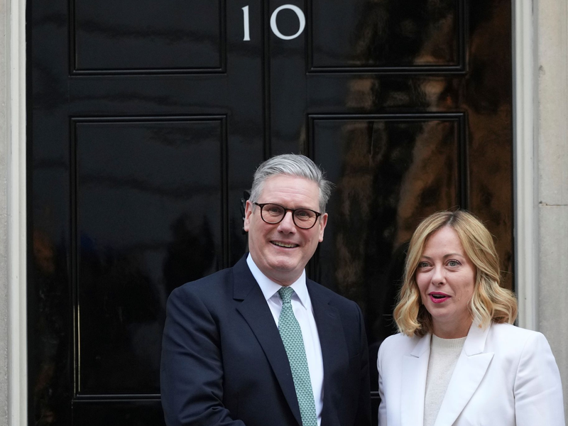 Wollen einen Handelskrieg verhindern: Der britische Premierminister Keir Starmer und Giorgia Meloni, Ministerpräsidentin von Italien. (Archivbild) - Foto: Frank Augstein/AP/dpa