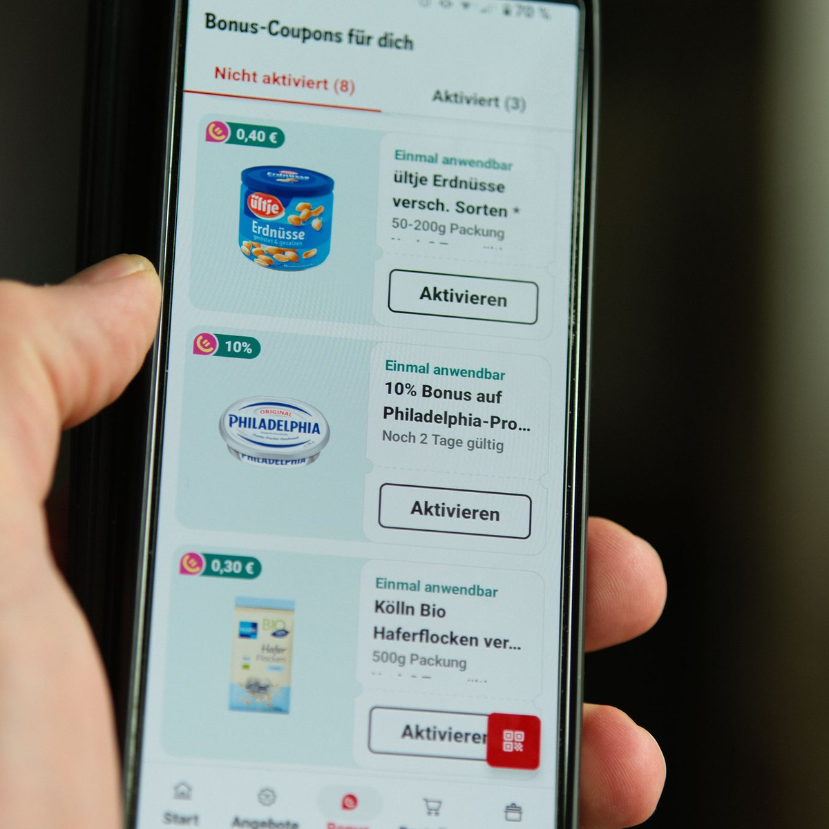 Die Handelskette Rewe hat ihre Angebotskommunikation in ihre App verlagert. (Symbolbild) - Foto: Georg Hilgemann/dpa
