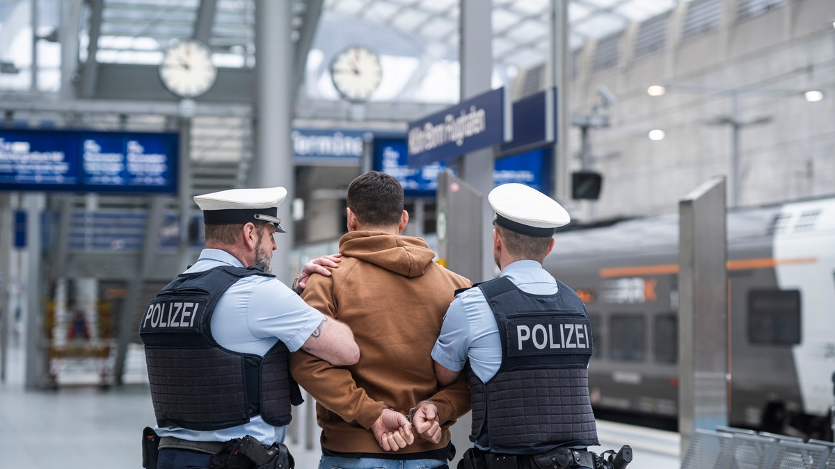 BPOL NRW: Strafvollstreckung in Millionenhöhe - 49-Jähriger vor Abflug nach Kroatien durch Bundespolizei gestoppt. - Foto: presseportal.de