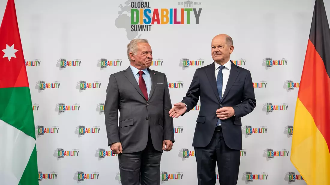 Nawaf Kabbara, Präsident des Weltverbandes der Selbstvertretungsorganisationen von Menschen mit Behinderungen, wies auf wachsende Unsicherheit in einer Zeit vieler Krisen und Kriege sowie wegen Finanzierungskürzungen hin.  - Bild: Michael Kappeler/dpa