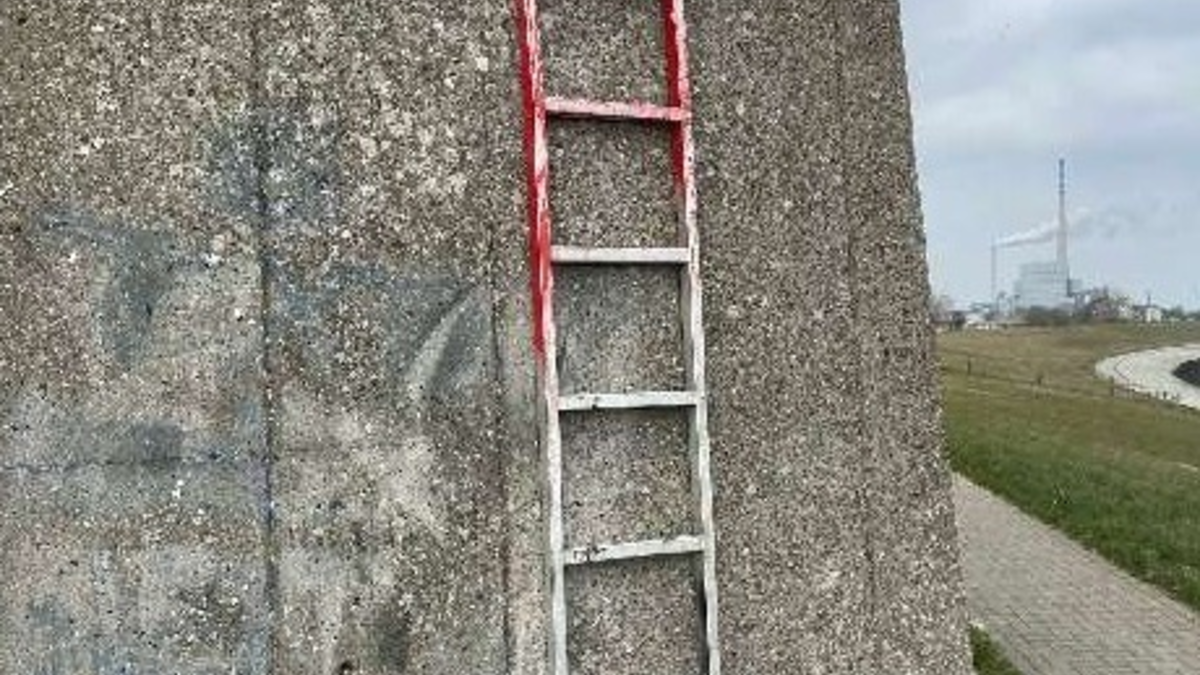 POL-WHV: Nach Kupferdiebstahl am Rüstringer Berg Gerüstleiter zurückgelassen? Wer kann Angaben zu der Leiter machen? - Foto: presseportal.de