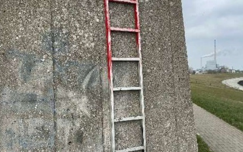 POL-WHV: Nach Kupferdiebstahl am Rüstringer Berg Gerüstleiter zurückgelassen? Wer kann Angaben zu der Leiter machen? - Foto: presseportal.de