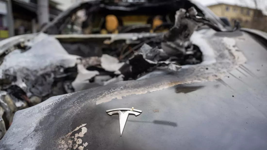 Es gab Boykottaufrufe und Protestaktionen an Tesla-Standorten in verschiedenen Ländern. - Bild: Christophe Gateau/dpa
