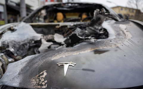 Es gab Boykottaufrufe und Protestaktionen an Tesla-Standorten in verschiedenen Ländern. - Foto: Christophe Gateau/dpa