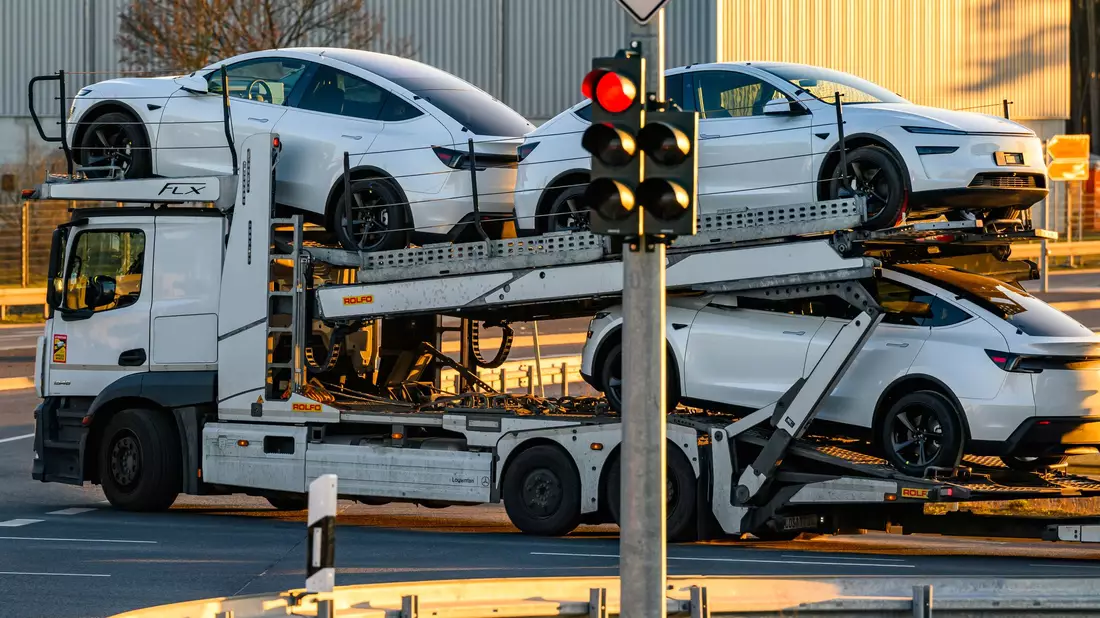  Bei den Auslieferungszahlen dürfte der Umstieg auf eine erneuerte Generation des Bestsellers Model Y ein Faktor sein. (Archivbild)  - Bild: Patrick Pleul/dpa