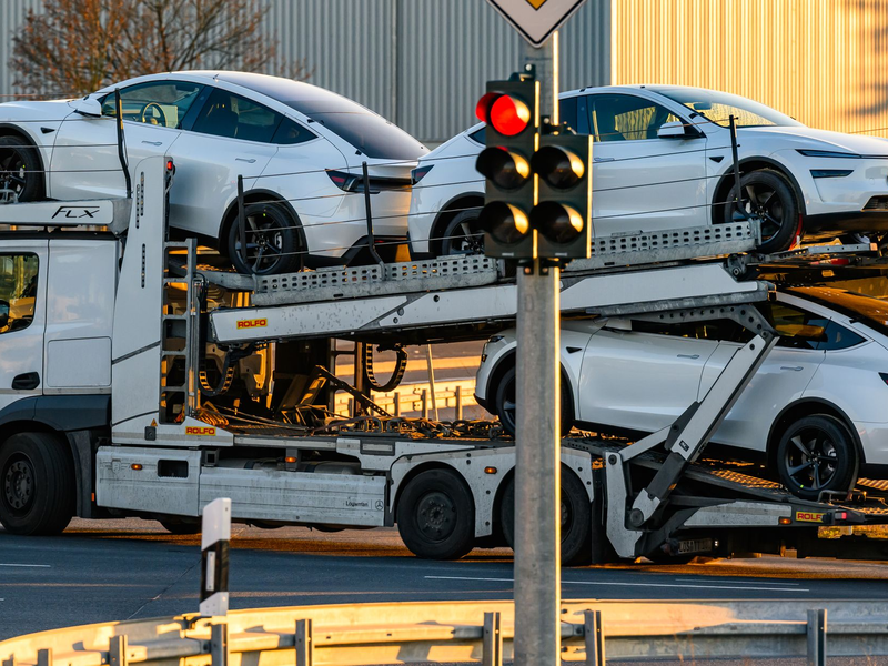  Bei den Auslieferungszahlen dürfte der Umstieg auf eine erneuerte Generation des Bestsellers Model Y ein Faktor sein. (Archivbild)  - Foto: Patrick Pleul/dpa