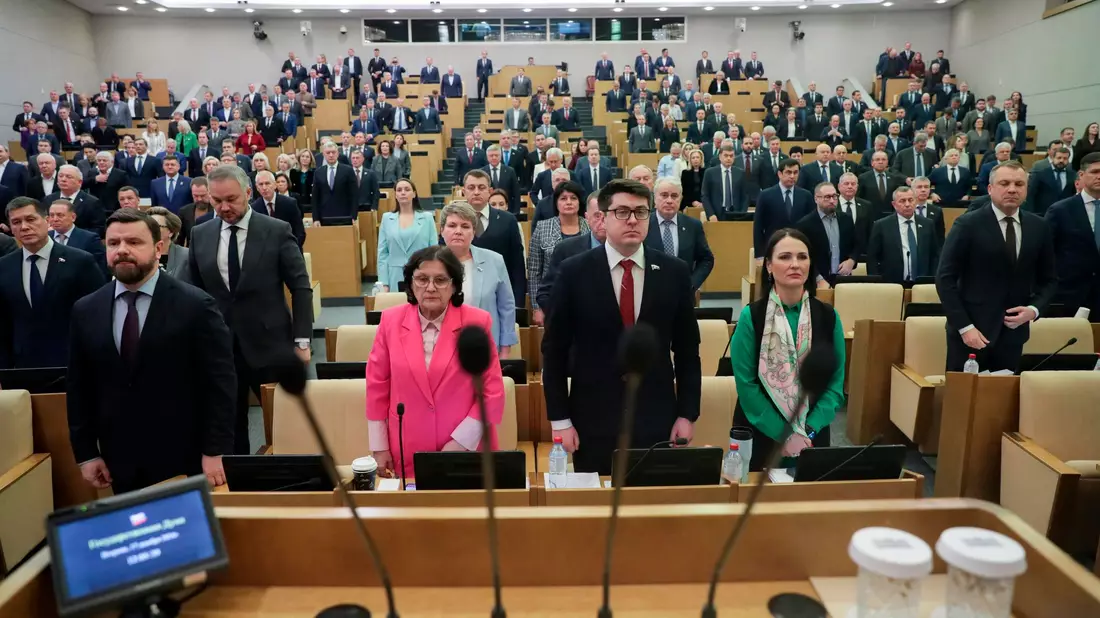 Im russischen Parlament herrscht praktisch Einstimmigkeit über die schärfere Verfolgung politischer Gegner des Kreml. (Archivbild) - Bild: -/The State Duma, the Lower House of the Russian Parliament/AP/dpa