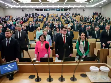 Im russischen Parlament herrscht praktisch Einstimmigkeit über die schärfere Verfolgung politischer Gegner des Kreml. (Archivbild) - Foto: -/The State Duma, the Lower House of the Russian Parliament/AP/dpa