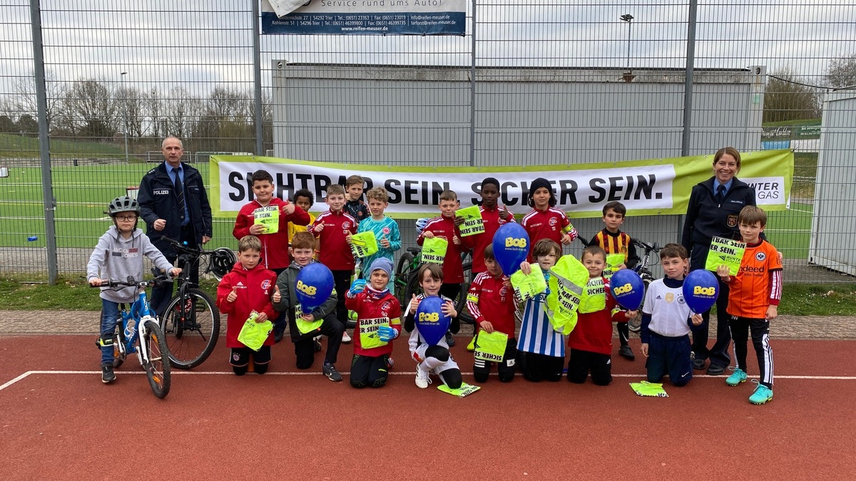 POL-PPTR: BOB Aktion mit dem FSV Tarforst - Sichtbar sein im Straßenverkehr - Foto: presseportal.de