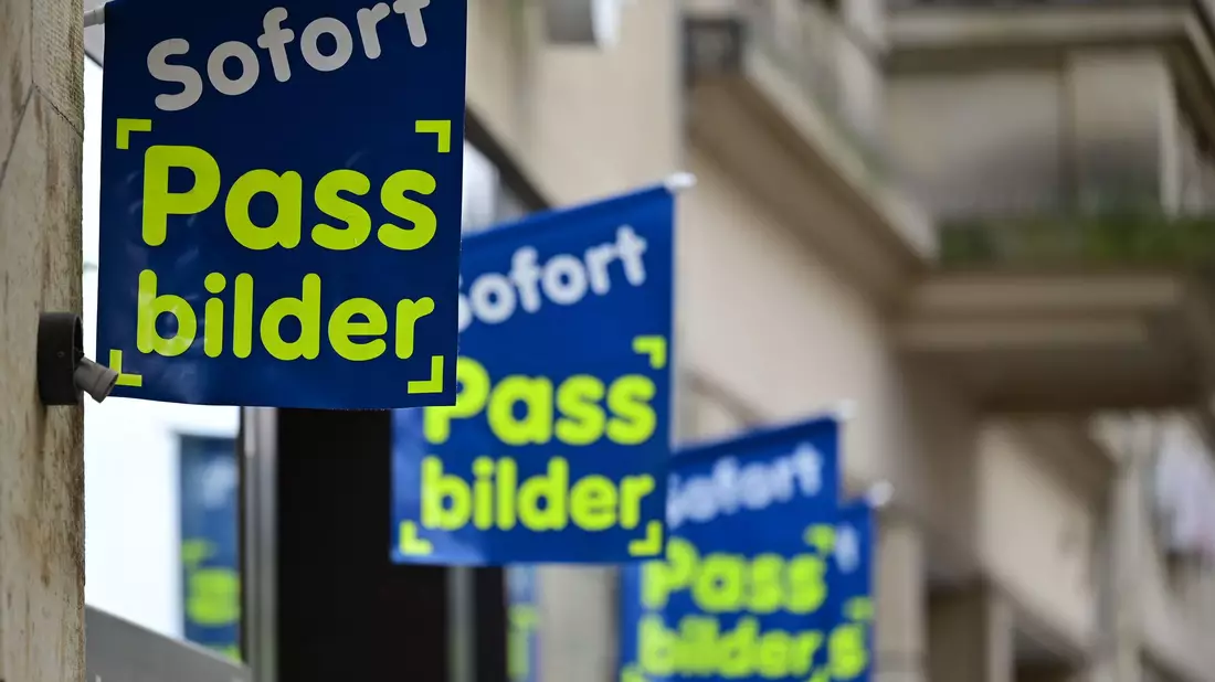 Ab Mai sollten von der Passbehörde eigentlich nur noch digitale Fotos akzeptiert werden, die entweder direkt in der Behörde angefertigt oder durch auf einem festgelegten, sicheren Übermittlungsweg von einem Fotostudio dorthin gesendet werden. (Archivfoto) - Bild: Martin Schutt/dpa