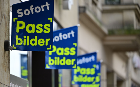 Ab Mai sollten von der Passbehörde eigentlich nur noch digitale Fotos akzeptiert werden, die entweder direkt in der Behörde angefertigt oder durch auf einem festgelegten, sicheren Ăbermittlungsweg von einem Fotostudio dorthin gesendet werden. (Archivfoto) - Foto: Martin Schutt/dpa Ab Mai sollten von der Passbehörde eigentlich nur noch digitale Fotos akzeptiert werden, die entweder direkt in der Behörde angefertigt oder durch auf einem festgelegten, sicheren Ăbermittlungsweg von einem Fotostudio dorthin gesendet werden. (Archivfoto) - Foto: Martin Schutt/dpa