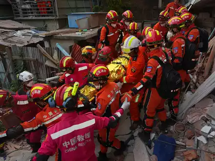 Rettungskräfte befreien einen Überlebenden unter Trümmern.  - Foto: Cai Yang/XinHua/dpa