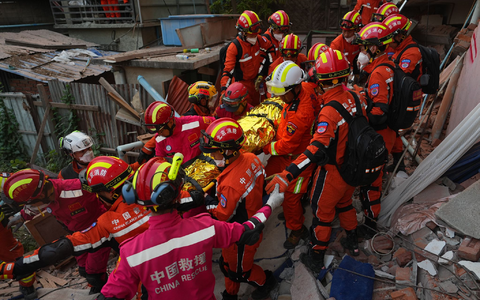 Rettungskräfte befreien einen Überlebenden unter Trümmern.  - Foto: Cai Yang/XinHua/dpa