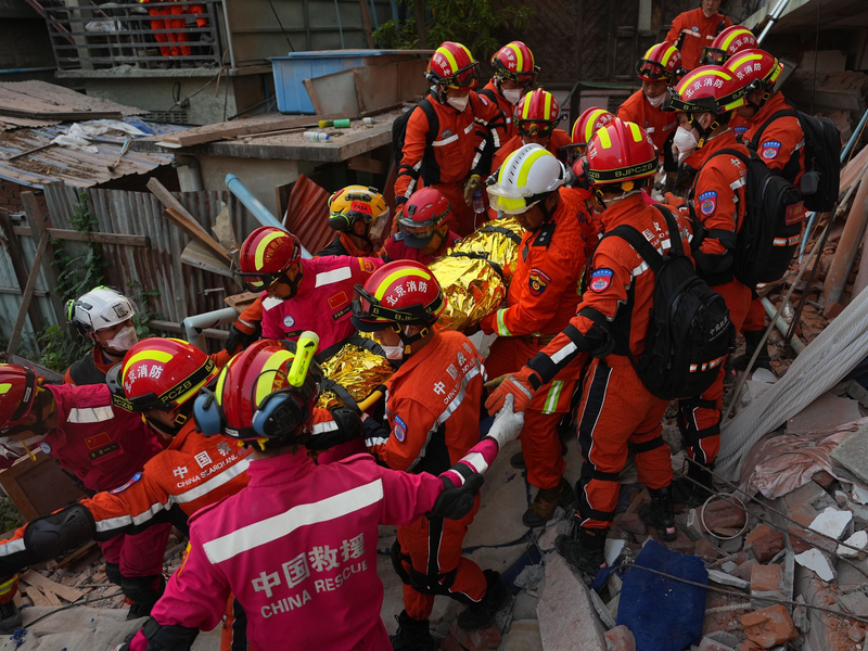 RettungskrĂ€fte befreien einen Ăberlebenden unter TrĂŒmmern. - Foto: Cai Yang/XinHua/dpa