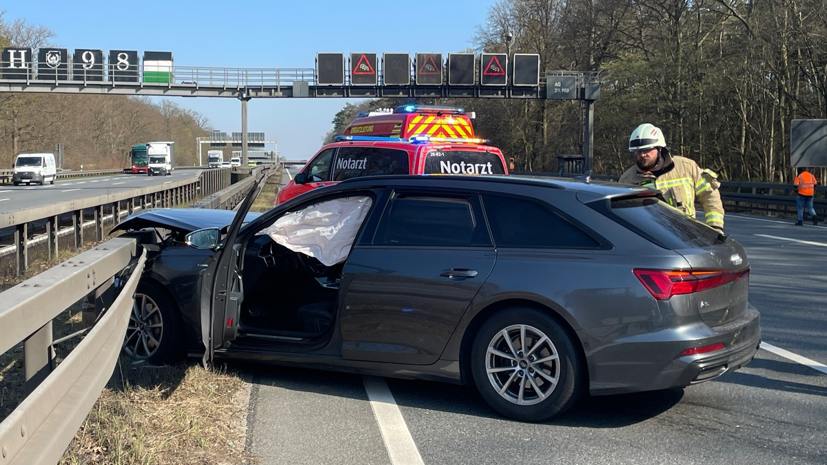 FW Lehrte: Eine verletzte Person bei Unfall auf der A2 - Rettungsgasse wieder zugeparkt - Foto: presseportal.de