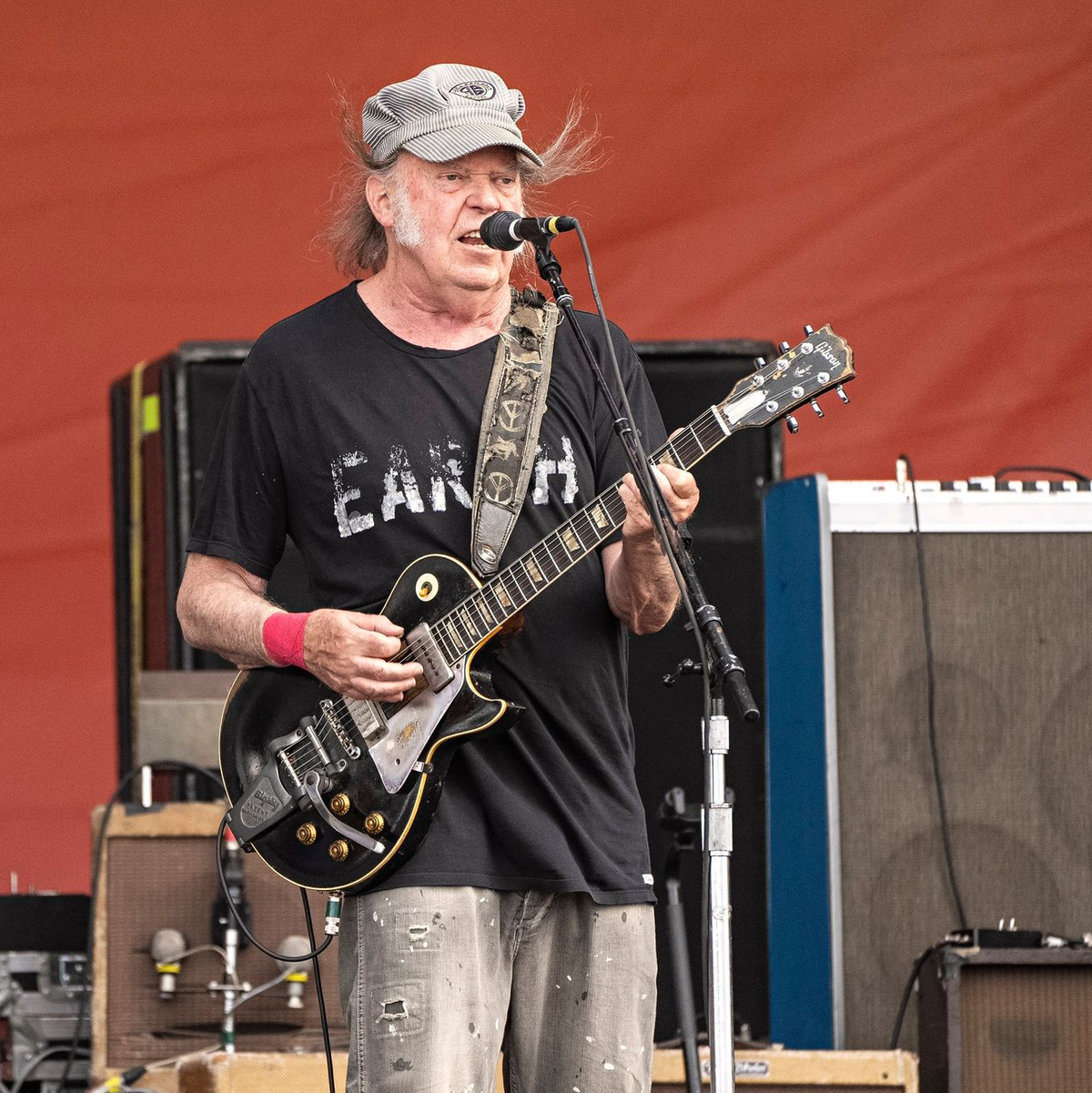 Neil Young macht sich im Vorfeld seiner Europatour Sorgen um seine Wiedereinreise. (Archivbild) - Foto: Amy Harris/Invision/AP/dpa