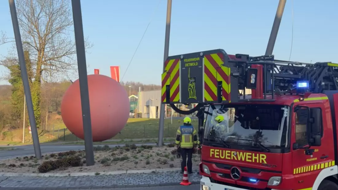 FW-DT: Rote Kugel in höchster Gefahr - Feuerwehr verhindert möglichen Absturz - Bild: presseportal.de