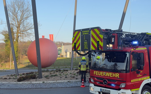 FW-DT: Rote Kugel in höchster Gefahr - Feuerwehr verhindert möglichen Absturz - Foto: presseportal.de